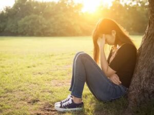 がんの部位が意味するもの 　 ・肝がん……怒り　解毒したい　毒舌して吐き出したい ・胃がん……共感　同情　依存　感情の消化 ・肺がん……呼吸　排泄　自足的な排泄 ・大腸がん……魂の排泄 ・腎臓がん……おそれ、不安、水に流したい ・膀胱がん……水をためる　流したい ・乳がん……セクシャリティ（若い女のイメージ）　女らしさをやめたい ・子宮がん……子どもを育てるのが面倒　育てられた環境が劣悪だった ・卵巣がん……子どもを作りたくない　親の血を引き継ぎたくない 　 思い当たる節を感じた方もいらっしゃるのではないでしょうか？ もちろんこれが全てではありませんが、当てはまるケースが多いです。 　 これ以外にもいろんな癌があり、あり過ぎてすべてをここで説明するのは困難です。 しかしたとえば前立腺癌なら男性器の癌ですし、血液がんであれば放射能の心配もしなければいけませんが、血の癌であり塊ではない癌というところから考えます。 また血は血管を流れますので、五行としては心臓に関連するとか、腎臓に関連すると考えることもあります。 心臓は恋愛の臓器や緊張の臓器でもあるので、血液がんは恋愛に関係するととらえる場合もあります。 広くとらえると家族関係ととらえたり、親子関係ととらえたりする場合もあります。 この発想は究極的には自由であり、あてることが一番の目的ではありません。 深層心理に隠れている大きな問題を読み解いたり、謎を解くヒントを見つけるためにこそ考えるのです。