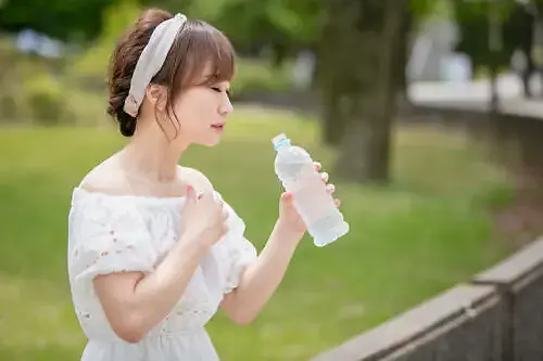 夏バテ水分補給する女性